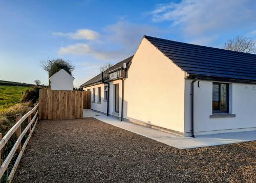 Side entrance with loose gravel 